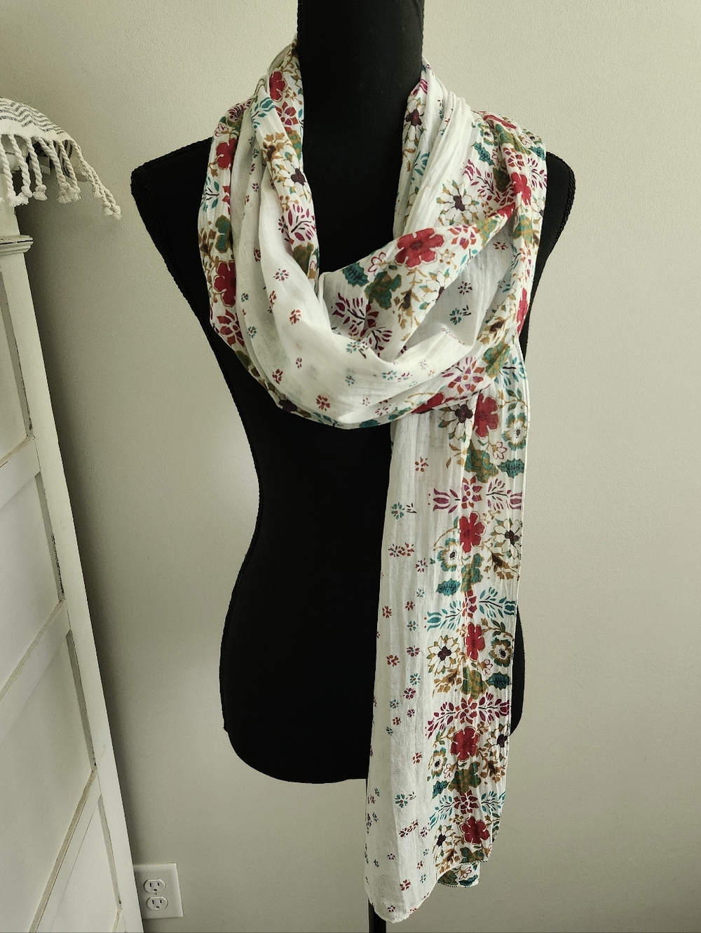 LIGHTWEIGHT FLORAL SCARF